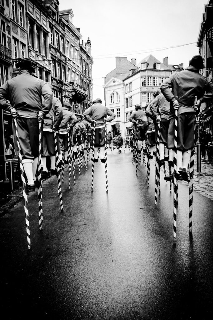 namur échasseurs concours photos echasseurs fêtes de wallonie folklore namurois monochrome