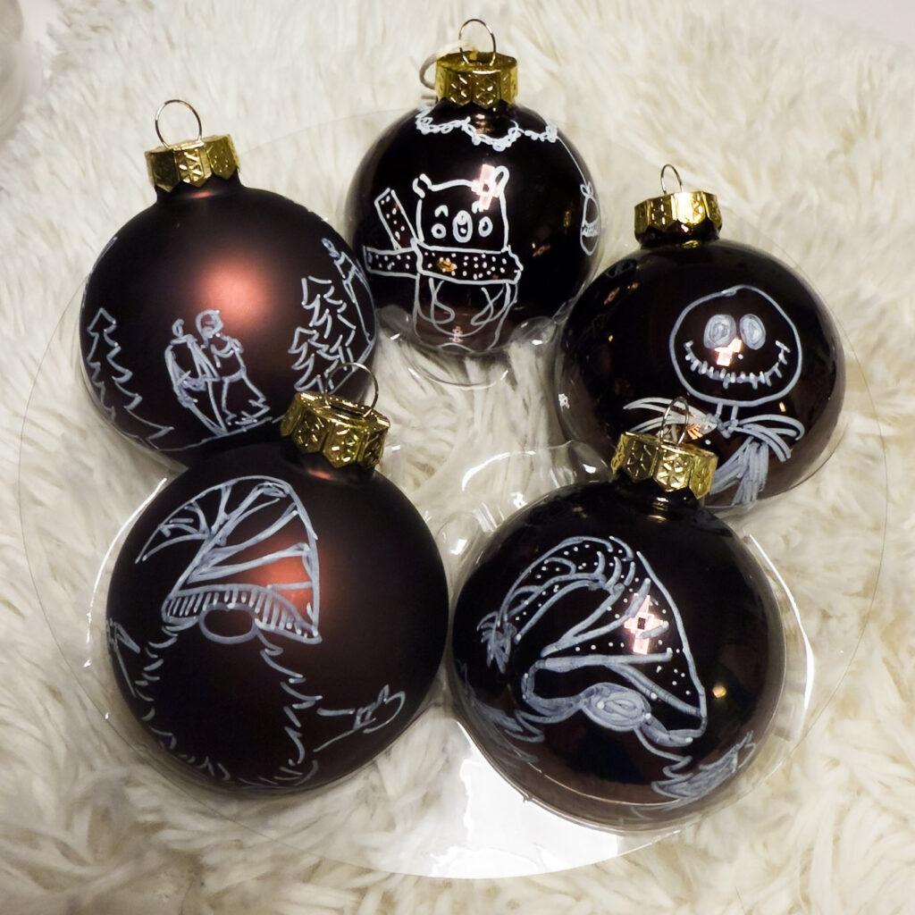 Symboles de Noël sur une boule de Noël en verre, création Atelier VADE.
boule chocolat brillante et mate, ours, Jack, personnages, gnome, nain