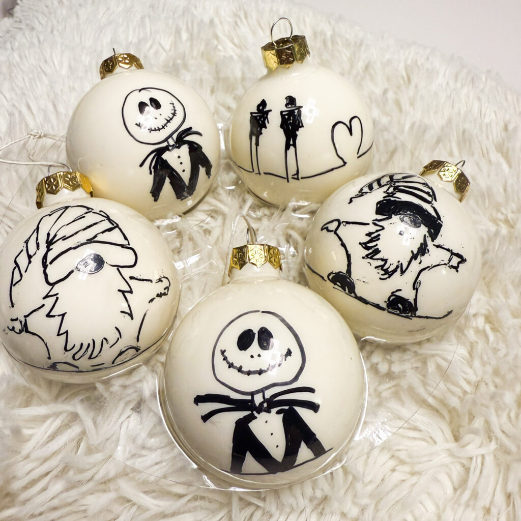 Symboles de Noël sur une boule de Noël en verre, création Atelier VADE.
boule blanche brillante et mate, étrange Noël de Monsieur Jack, Nain