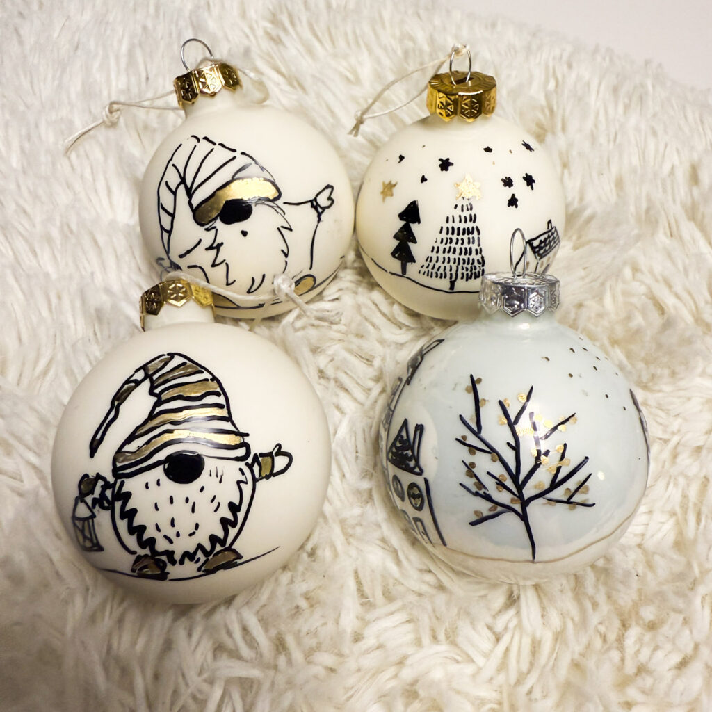 Symboles de noël sur une boule de Noël en verre, création Atelier VADE. Sapin de Noël, arbre doré, Gnomes de Noël