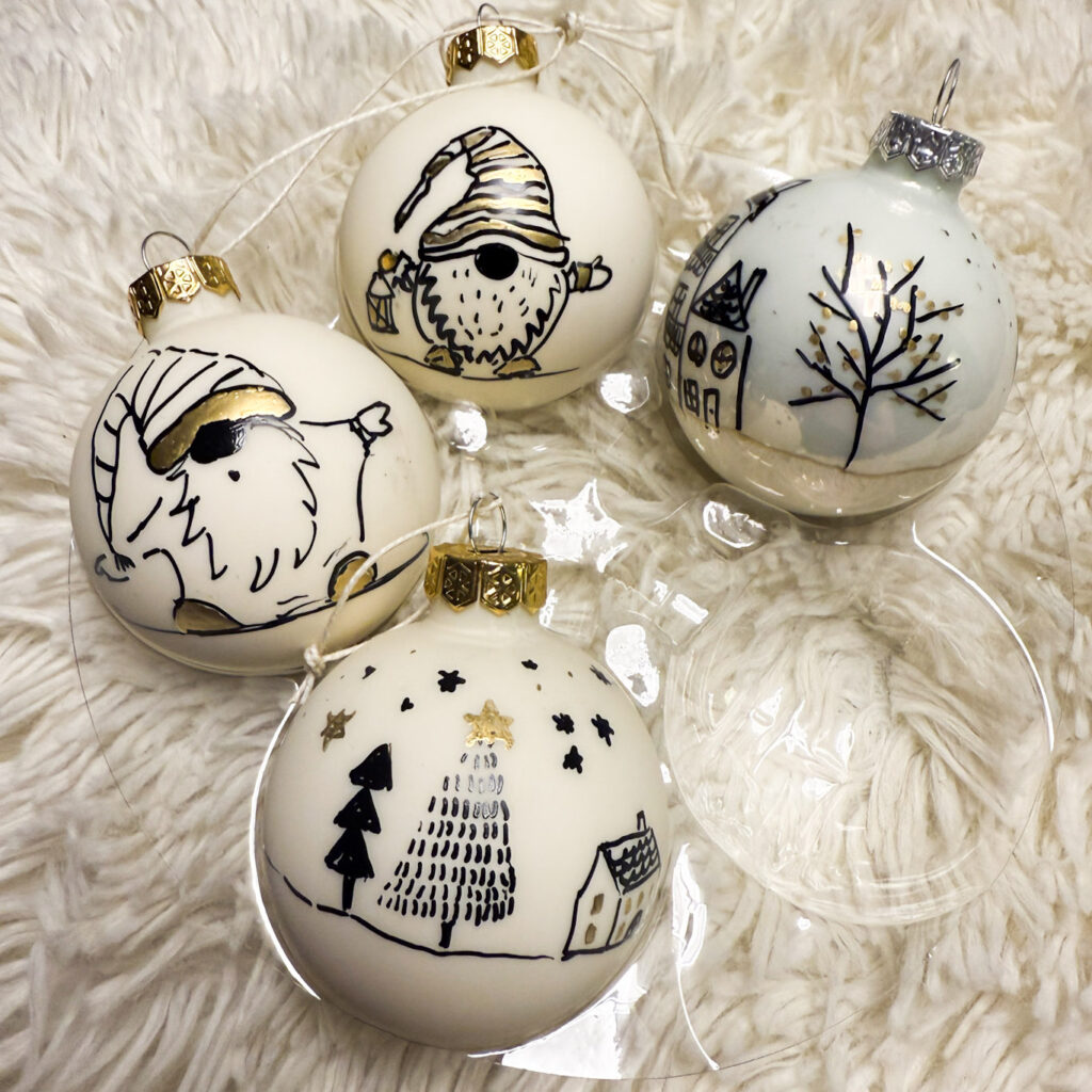 Symboles de Noël sur une boule de Noël en verre, création Atelier VADE.
boule beige brillante et mate