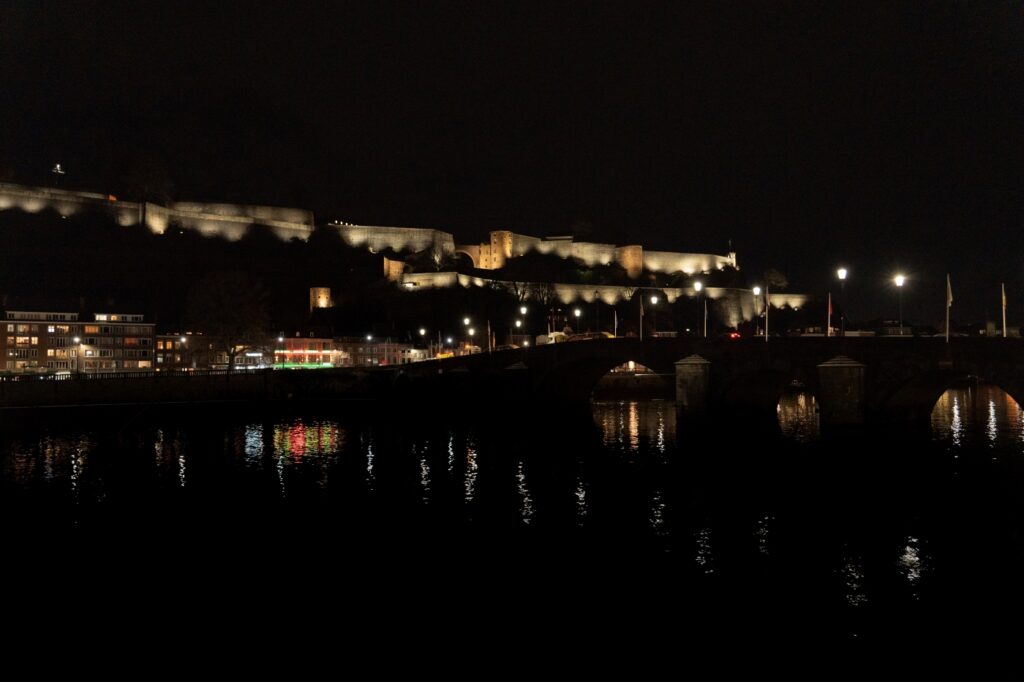 photos de la Citadelle de Namur éclairée depuis le pont réalisée par Valérie Decock de l'atelier VADE