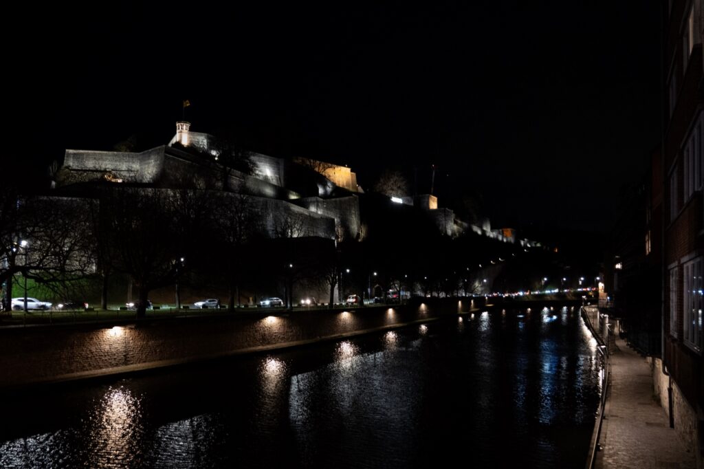 photos de la Citadelle de Namur éclairée depuis le pont réalisée par Valérie Decock de l'atelier VADE