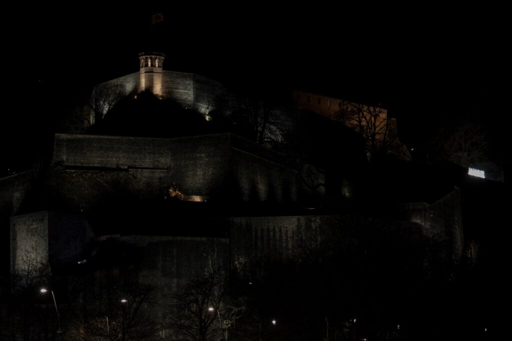 photos de la Citadelle de Namur éclairée depuis le pont réalisée par Valérie Decock de l'atelier VADE
