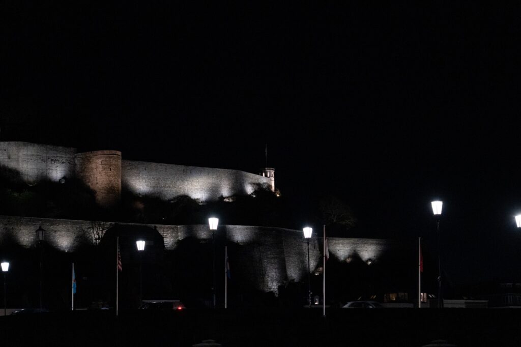 photos sur la Citadelle de Namur éclairée, depuis le boulevard de la Meuse réalisée par Valérie Decock de l'atelier VADE  