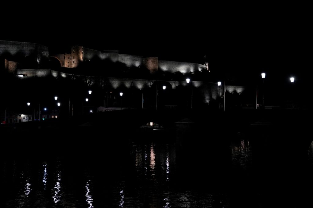 photos sur la Citadelle de Namur éclairée, depuis le boulevard de la Meuse réalisée par Valérie Decock de l'atelier VADE