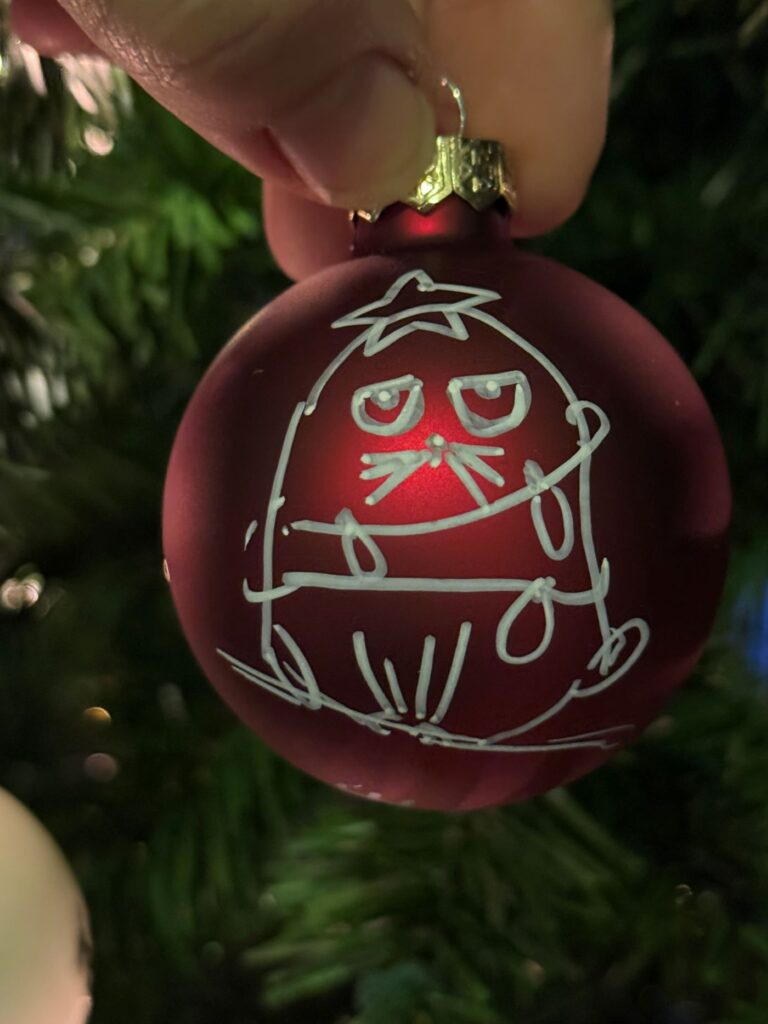 Dessin chat sur boule en verre rouge, création artisanale VADE