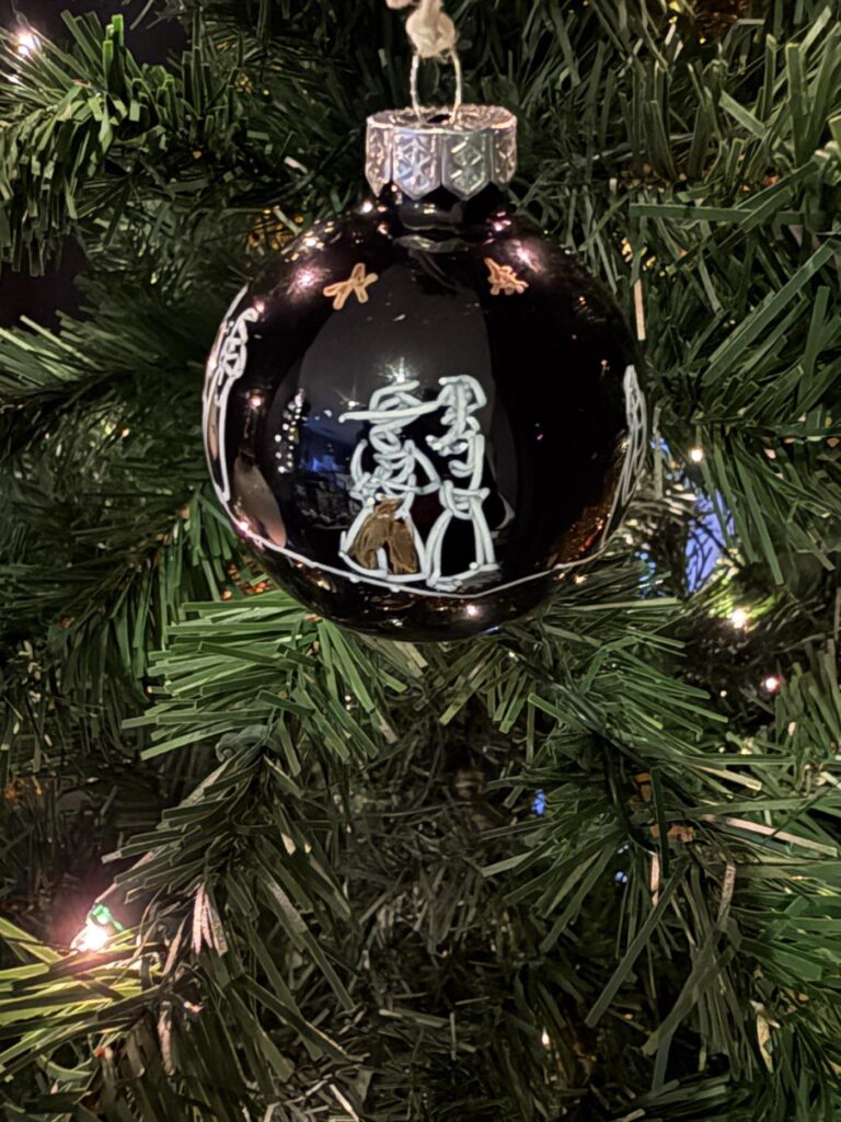 personnages dorés sur boule en verre, création artisanale VADE.