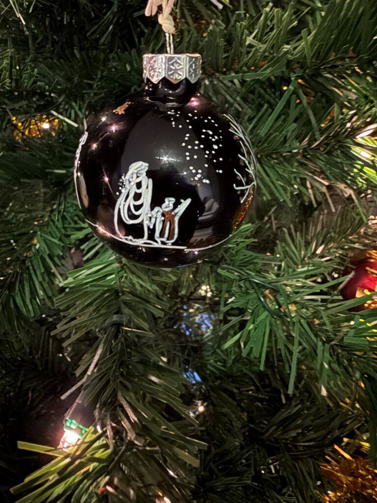 personnages doré sur boule en verre noire, création artisanale VADE.