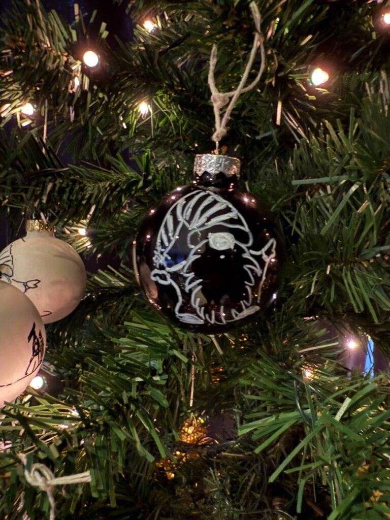 Gnome de Noël blanc sur boule en verre, création artisanale VADE