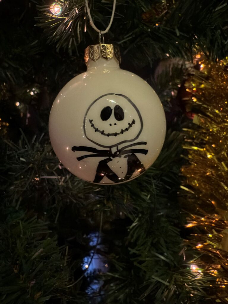 Monsieur Jack dessiné sur une boule de Noël en verre, création VADE