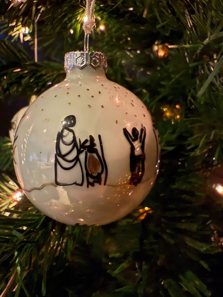 personnages dorés Noël sur boule en verre blanc brillant, création artisanale VADE