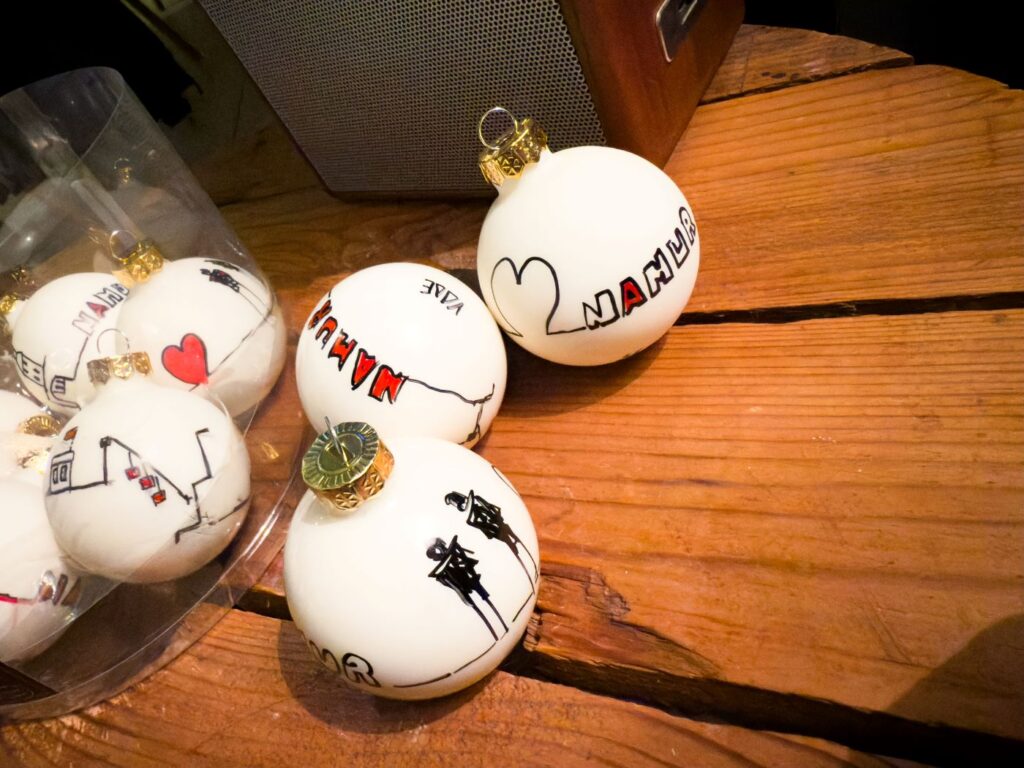 Échasseurs de Namur sur une boule de Noël en verre, création Atelier VADE.