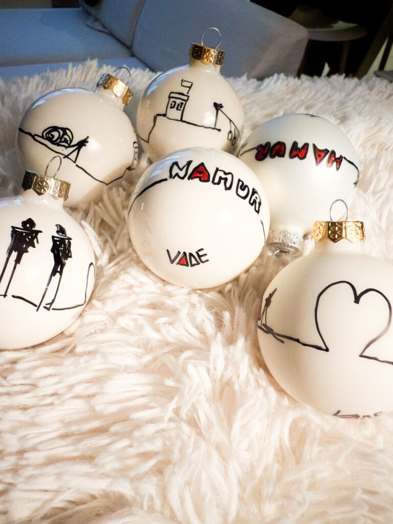 Symboles de Namur sur une boule de Noël en verre, création Atelier VADE. Echasseurs, Escargot, Tour du guetteur