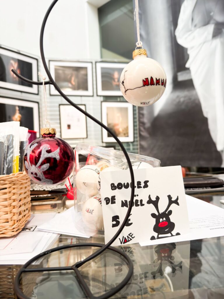 Renne peint à la main sur une boule de Noël VADE, Namur - vente au marché de noël de Place ô arts à namur église saint-jacques