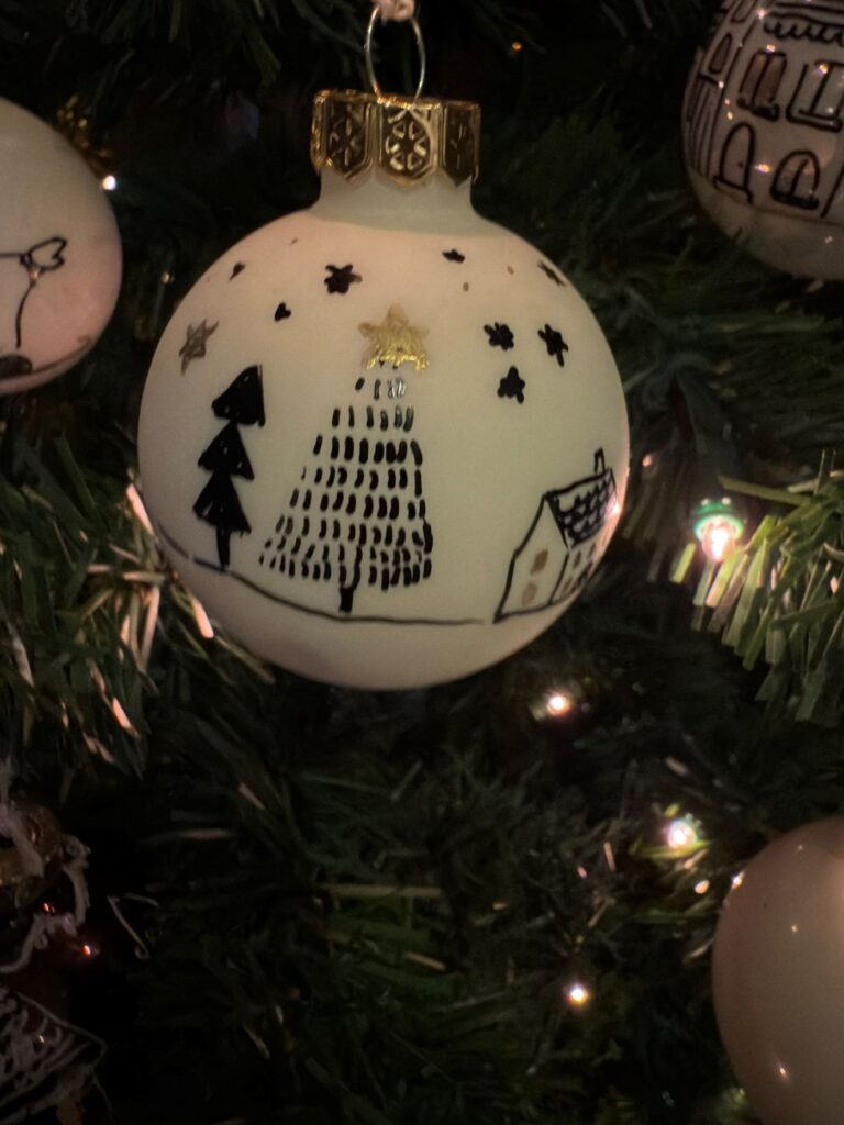 Sapin de Noël sur boule en verre, création artisanale VADE.
