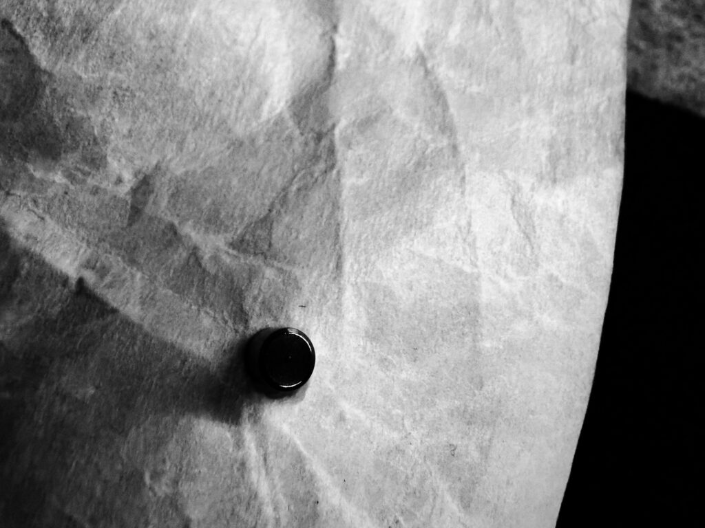 photo en noir et blanc d'une structure en papier - expo photos namur